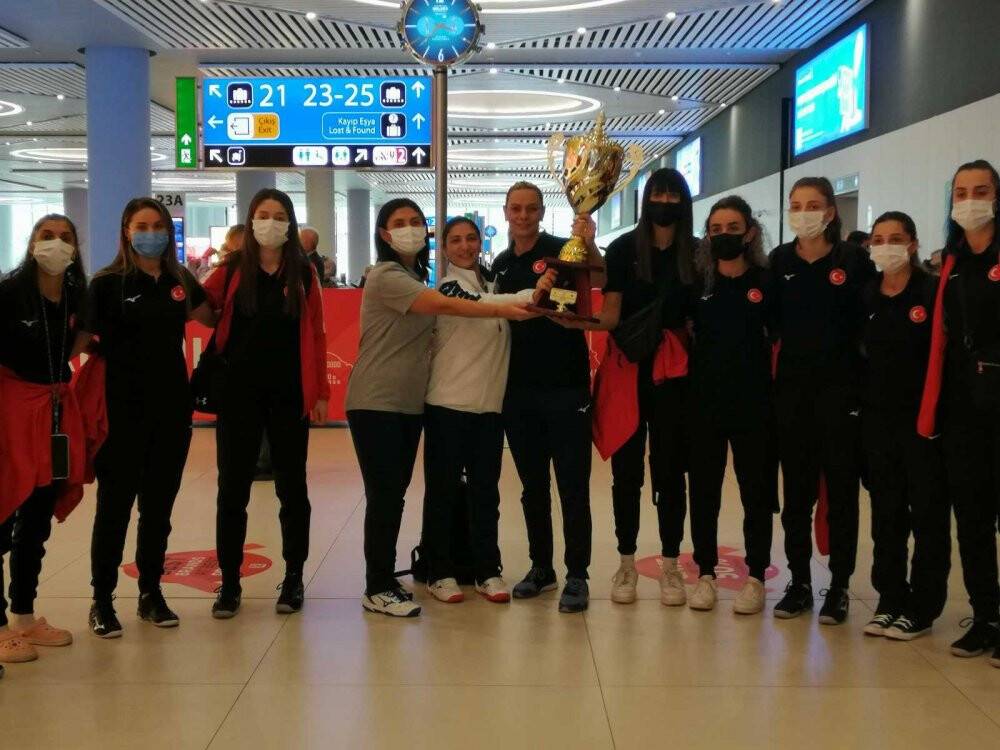 Dünya Şampiyonu işitme engelli milli voleybolcular yurda döndü