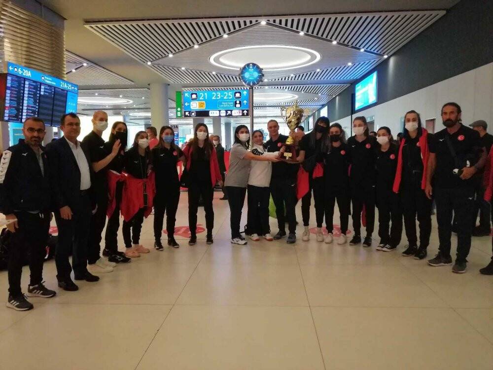 Dünya Şampiyonu işitme engelli milli voleybolcular yurda döndü