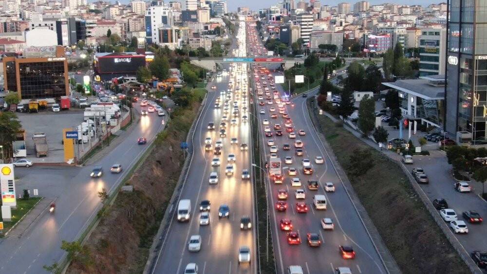 Güneşi gören İstanbullu sokağa çıktı, eve dönüşte trafik yüzde 60’ı buldu