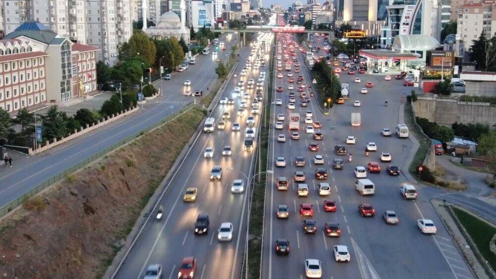 Güneşi gören İstanbullu sokağa çıktı, eve dönüşte trafik yüzde 60’ı buldu