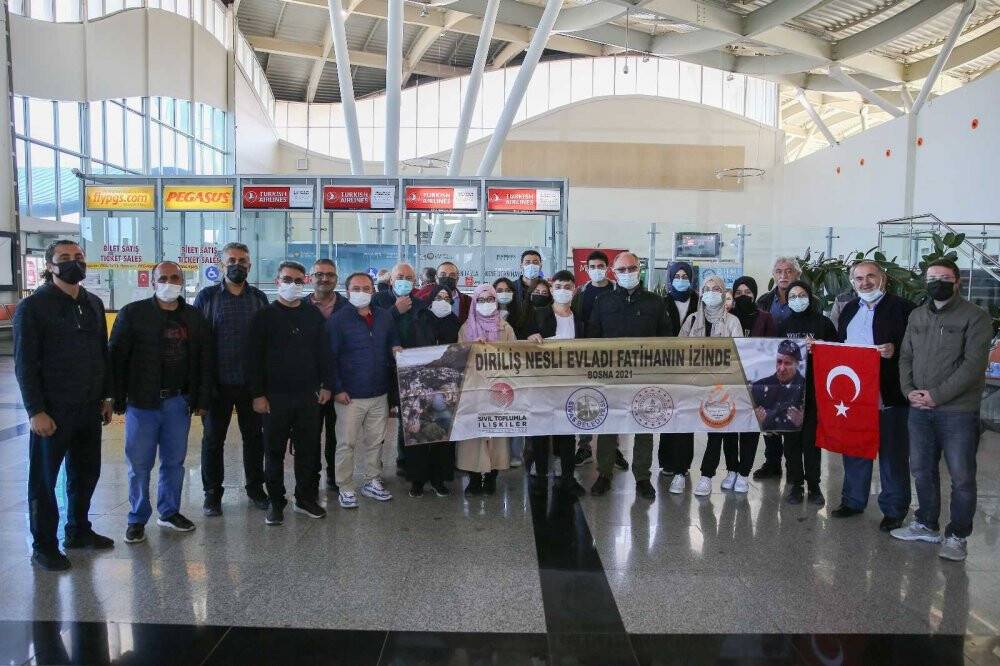 Kitap okuyup dereceye girdiler, belediye yurt dışı gezisiyle ödüllendirdi