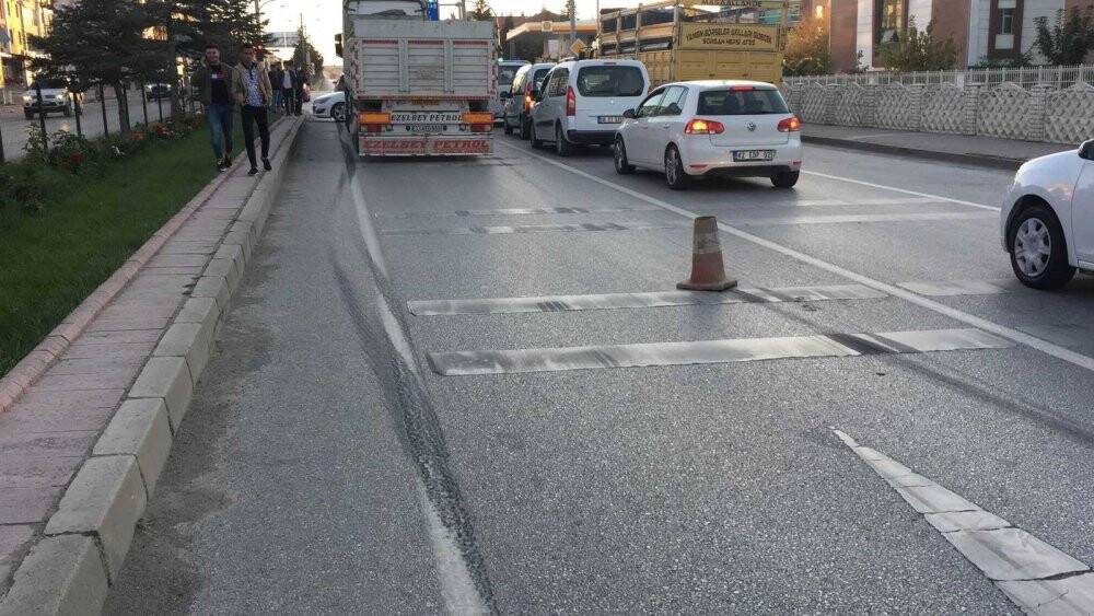 Kulu'da tır çarptığı otomobili 43 metre sürükledi