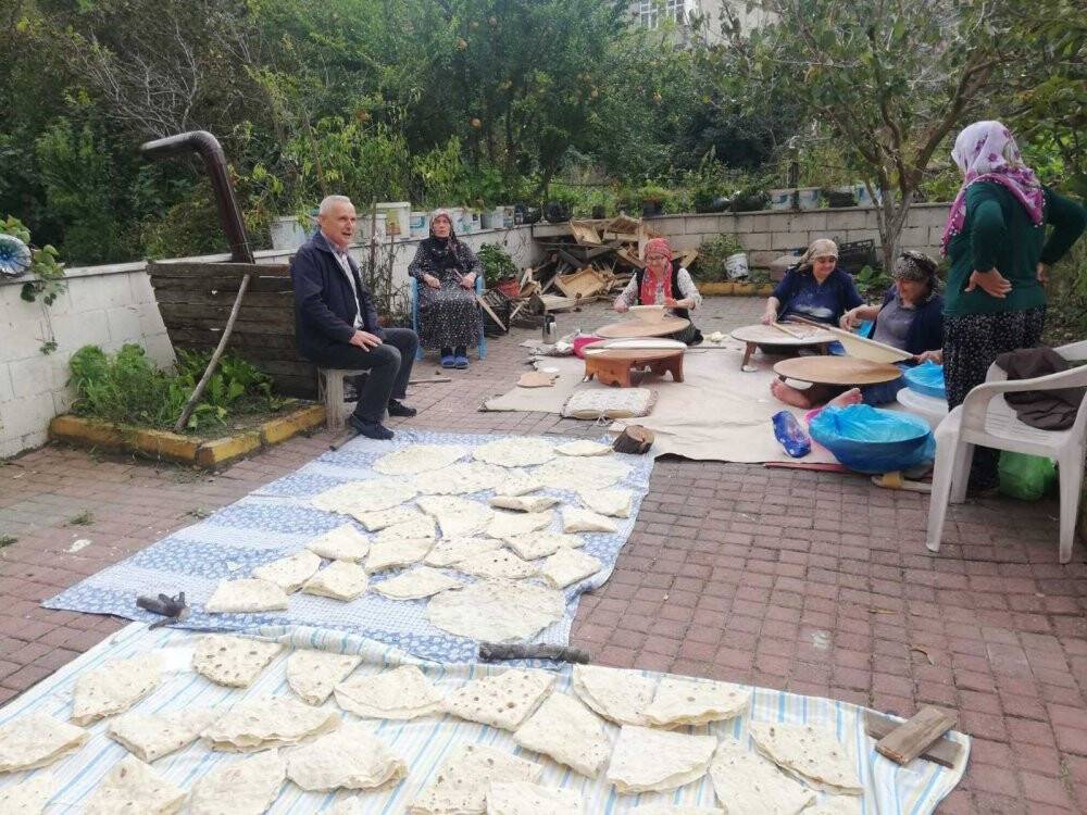 Mahalleli kadınlar kış hazırlığı yapıyor