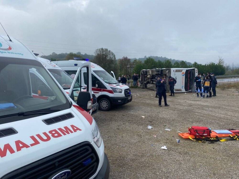 MHP toplantısına giden midibüs devrildi: 2 ölü, 17 yaralı