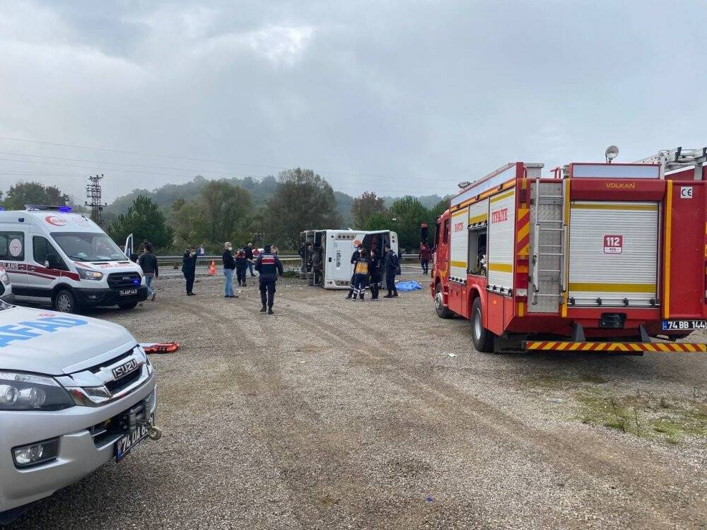 MHP toplantısına giden midibüs devrildi: 2 ölü, 17 yaralı