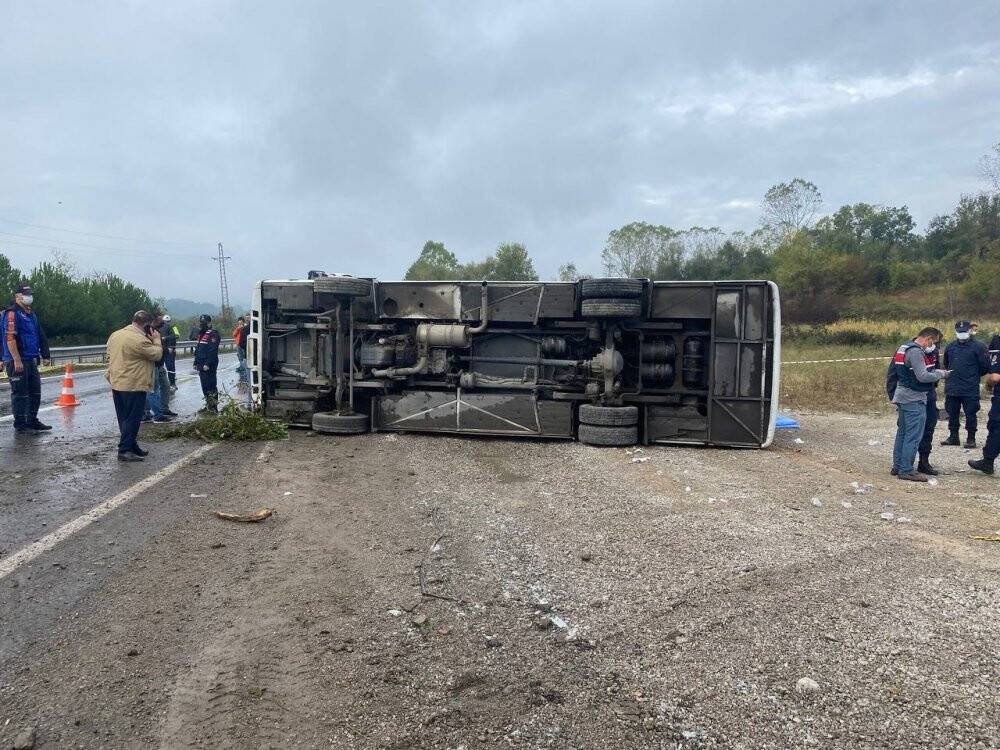 MHP toplantısına giden midibüs devrildi: 2 ölü, 17 yaralı