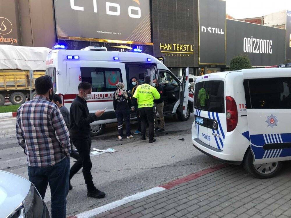 Otomobil ile polis otosu çarpıştı: 2’si polis 3 yaralı