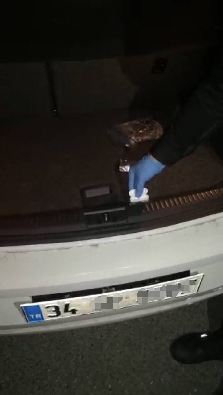 Otomobilde görülmemiş uyuşturucu düzeneği: Mıknatıslı plakalıktan kokain çıktı