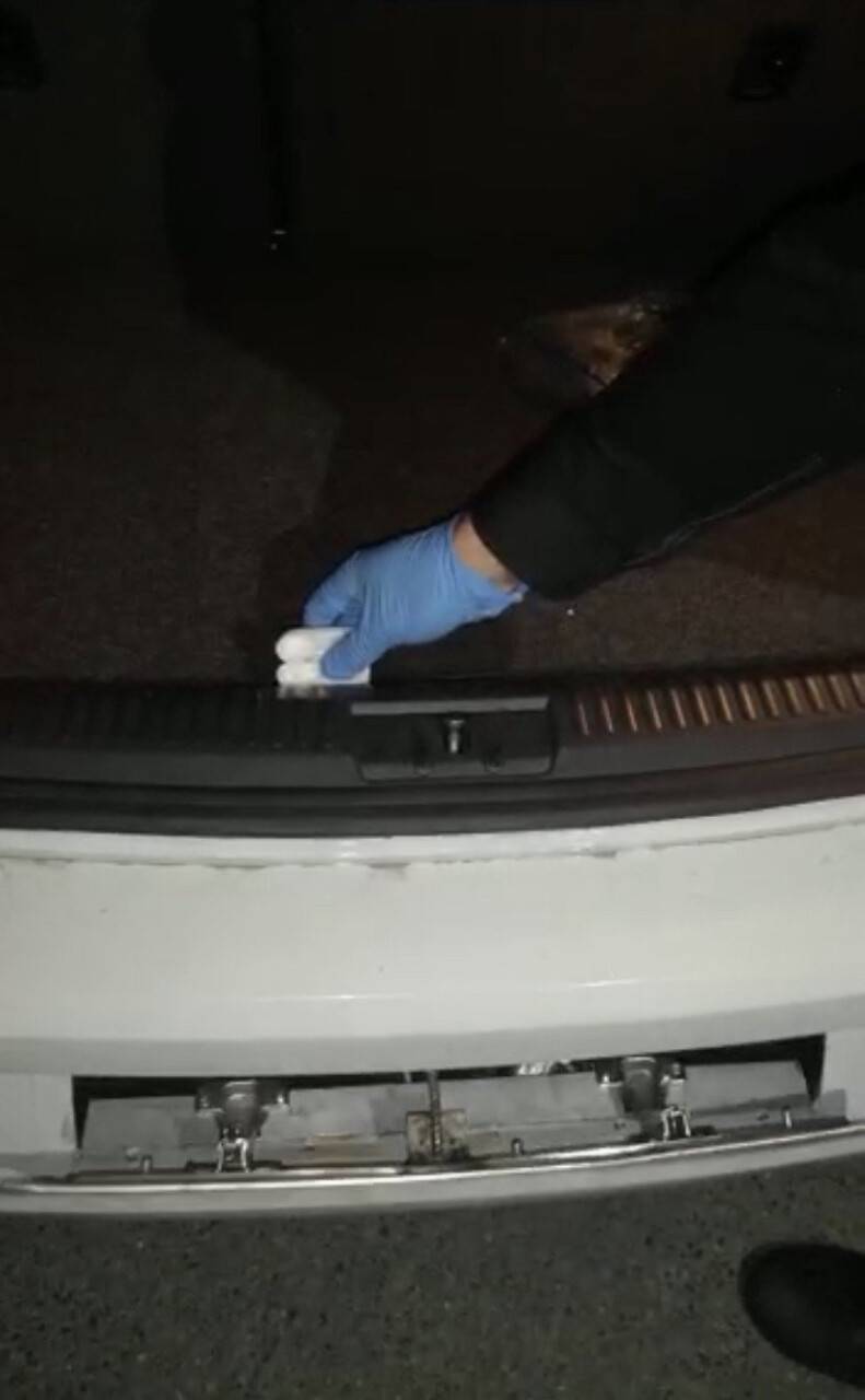 Otomobilde görülmemiş uyuşturucu düzeneği: Mıknatıslı plakalıktan kokain çıktı