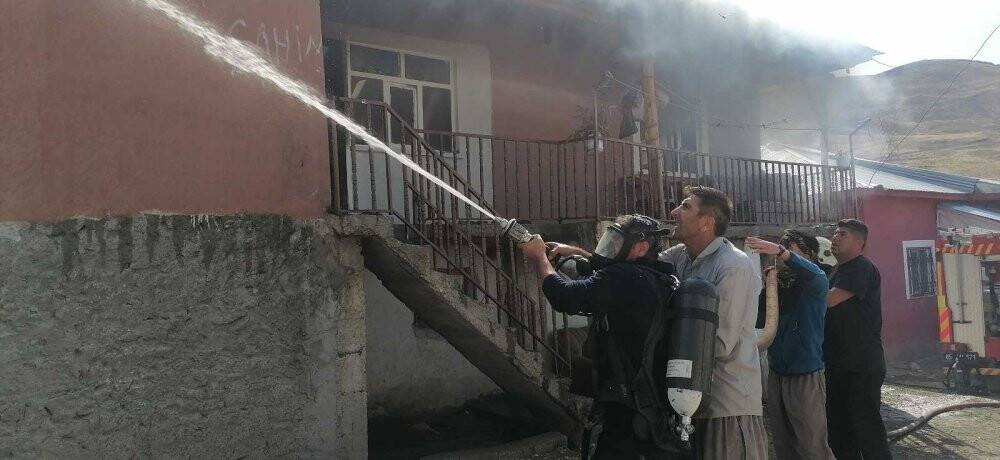 Tandır evinden sıçrayan kıvılcımlar evi kül etti