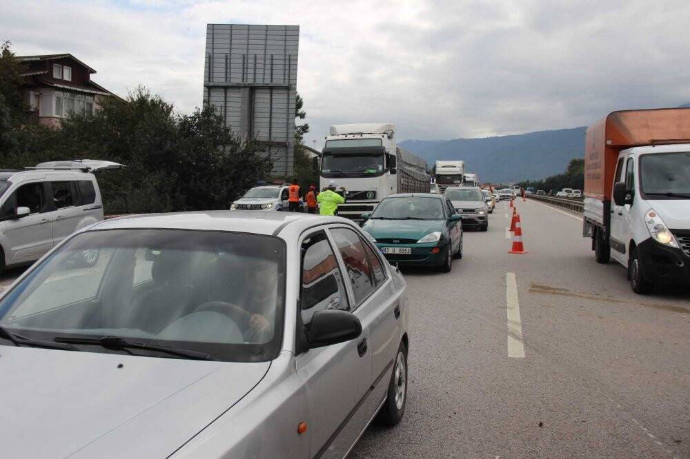 TEM’de araç bariyerlere çarparak savruldu: 2 yaralı