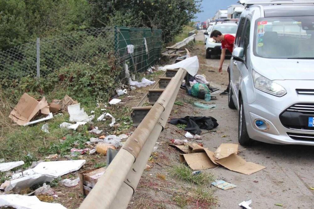 TEM’de araç bariyerlere çarparak savruldu: 2 yaralı