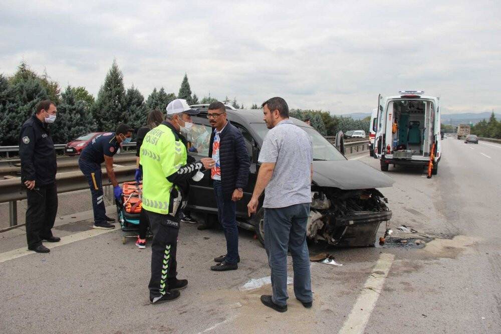 TEM’de araç bariyerlere çarparak savruldu: 2 yaralı