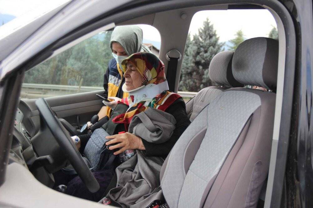 TEM’de araç bariyerlere çarparak savruldu: 2 yaralı