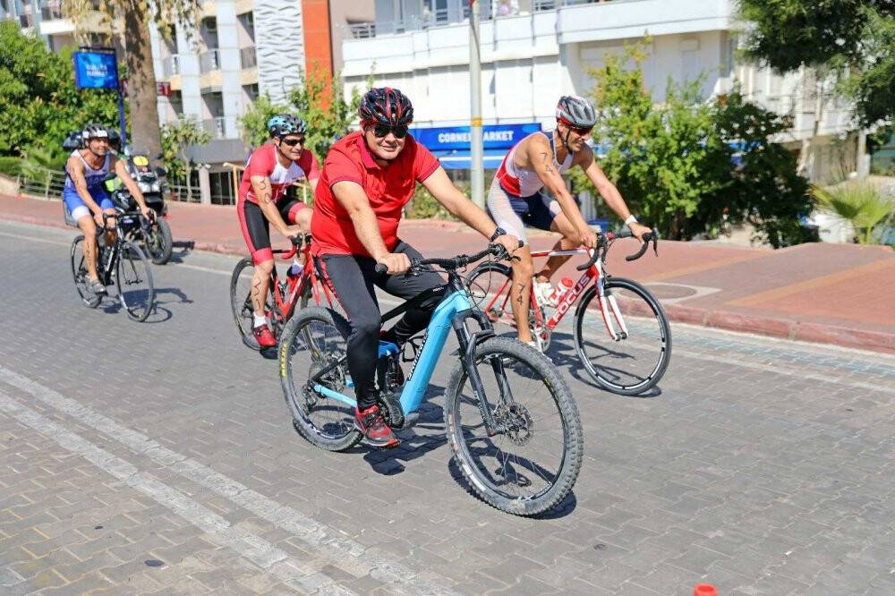 Triatlon Yarışında 30. yıla özel nostalji yarışı yapıldı