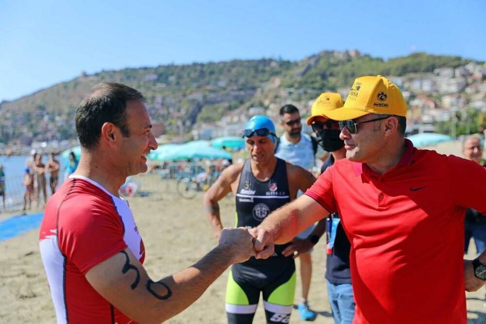 Triatlon Yarışında 30. yıla özel nostalji yarışı yapıldı