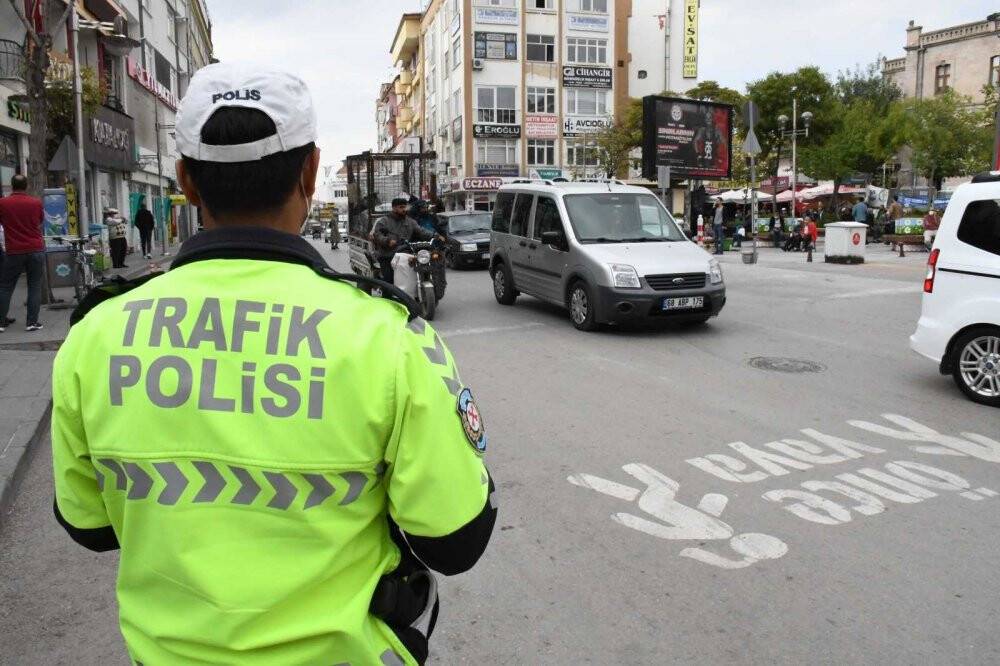 Yayaya yol vermeyen 20 sürücüye 13 bin 40 TL ceza kesildi