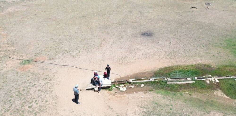 2 bin 500 rakımlı yaylada drone gören çoban sopa ile drone kovaladı