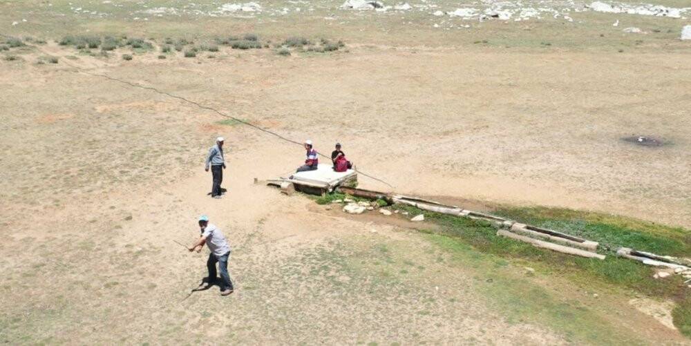 2 bin 500 rakımlı yaylada drone gören çoban sopa ile drone kovaladı