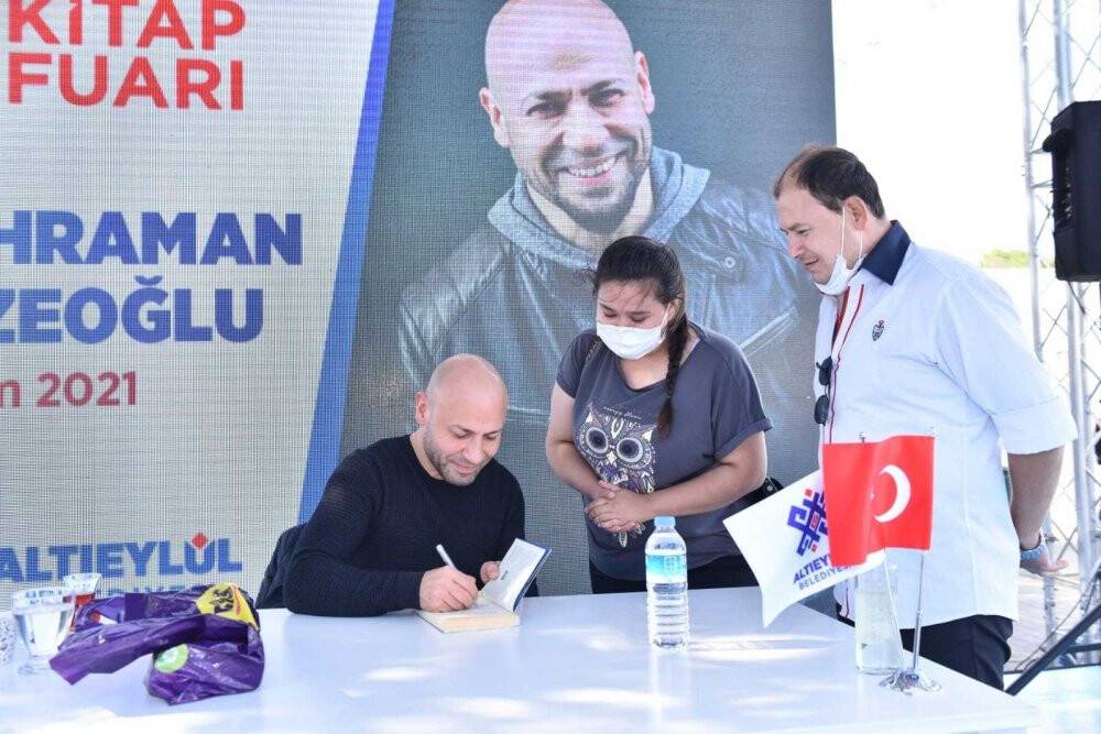 Kahraman Tazeoğlu Altıeylül’de kitapseverler ile bir araya geldi