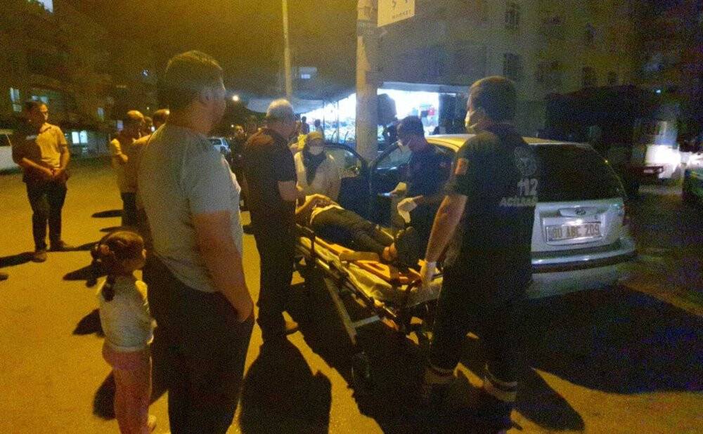 Kazada savrulan otomobil aydınlatma direğine çarptı: 3 yaralı