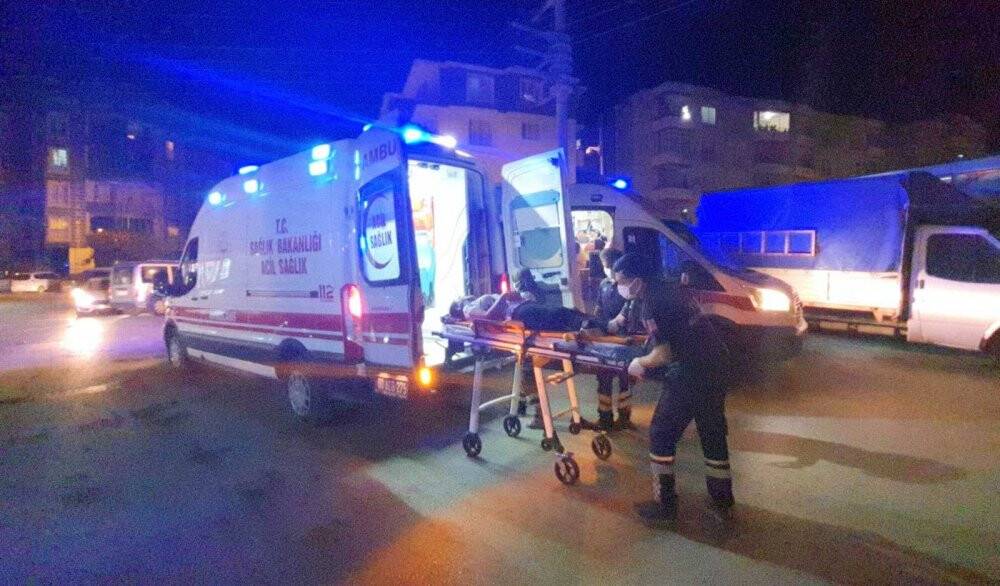 Kazada savrulan otomobil aydınlatma direğine çarptı: 3 yaralı