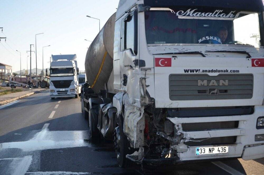 Konya'da kavşakta tırın ve otomobilin çarptığı traktör ikiye bölündü: 1 ölü, 2 yaralı