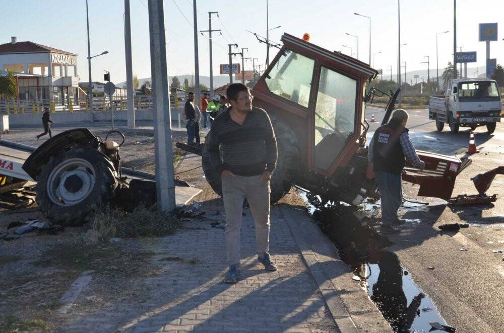 Konya'da kavşakta tırın ve otomobilin çarptığı traktör ikiye bölündü: 1 ölü, 2 yaralı