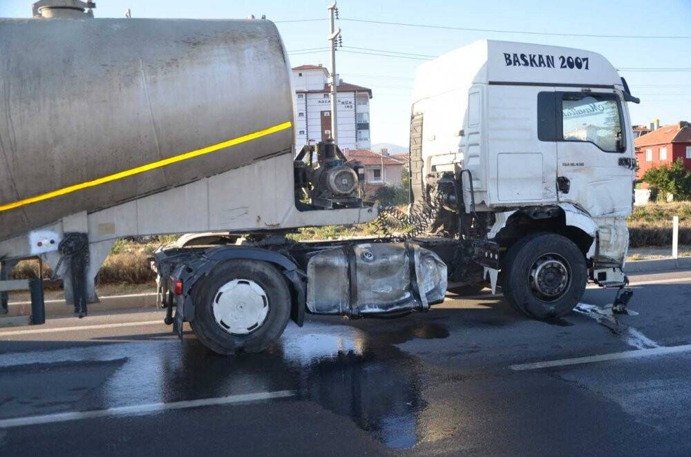 Konya'da kavşakta tırın ve otomobilin çarptığı traktör ikiye bölündü: 1 ölü, 2 yaralı