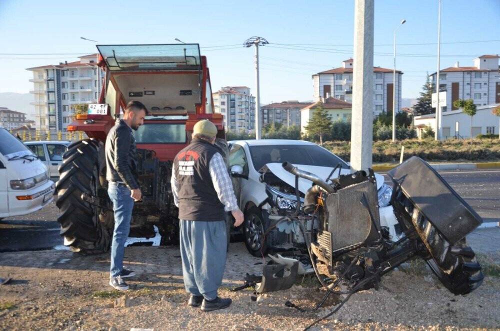 Konya'da kavşakta tırın ve otomobilin çarptığı traktör ikiye bölündü: 1 ölü, 2 yaralı