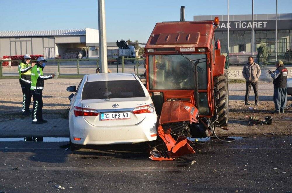 Konya'da kavşakta tırın ve otomobilin çarptığı traktör ikiye bölündü: 1 ölü, 2 yaralı