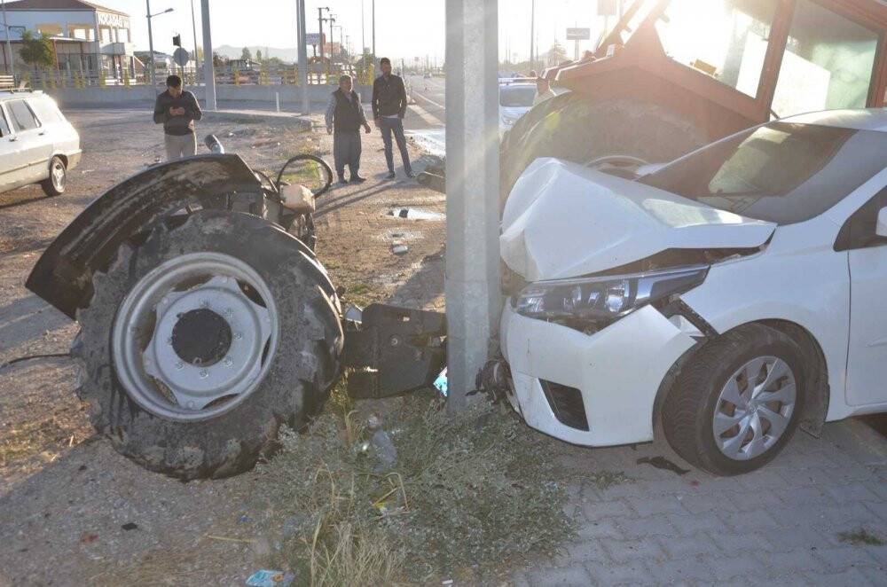 Konya'da kavşakta tırın ve otomobilin çarptığı traktör ikiye bölündü: 1 ölü, 2 yaralı