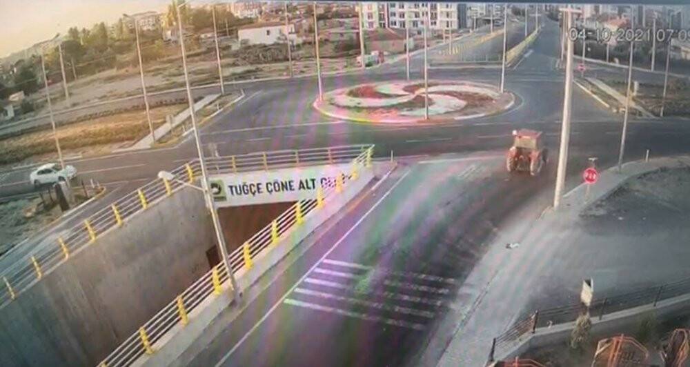 Konya'da kavşakta tırın ve otomobilin çarptığı traktör ikiye bölündü: 1 ölü, 2 yaralı