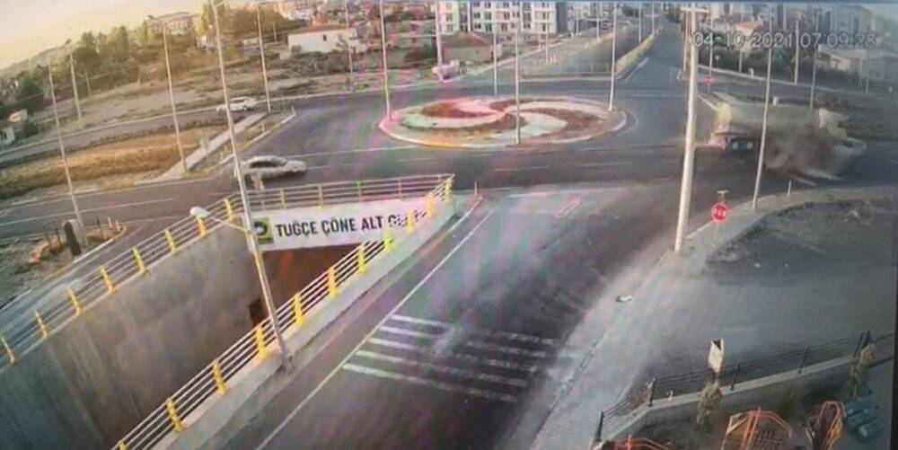 Konya'da kavşakta tırın ve otomobilin çarptığı traktör ikiye bölündü: 1 ölü, 2 yaralı