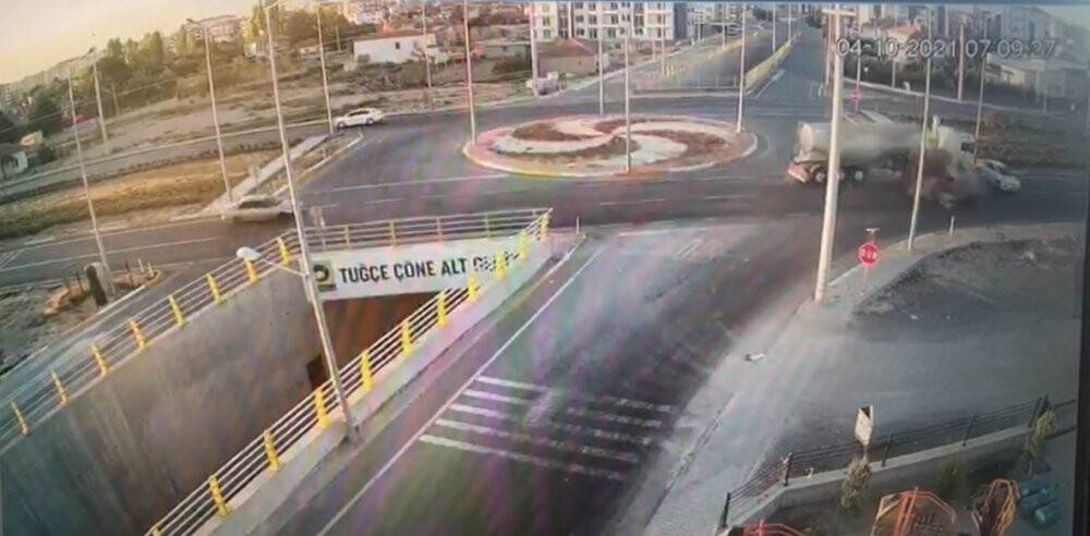 Konya'da kavşakta tırın ve otomobilin çarptığı traktör ikiye bölündü: 1 ölü, 2 yaralı