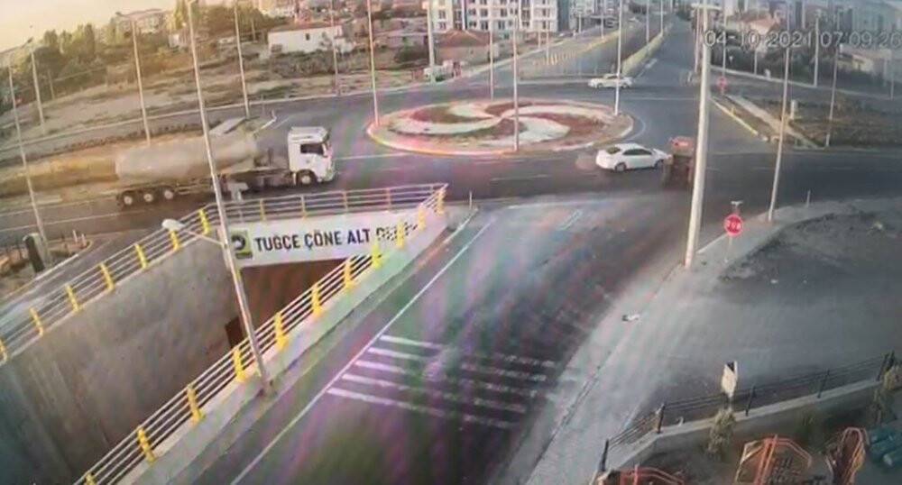 Konya'da kavşakta tırın ve otomobilin çarptığı traktör ikiye bölündü: 1 ölü, 2 yaralı