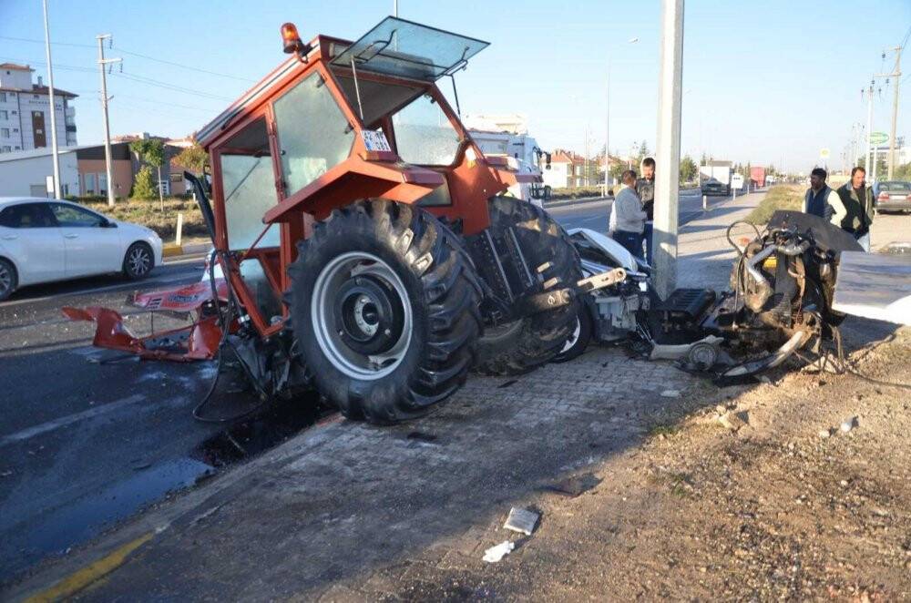 Konya'da kavşakta tırın ve otomobilin çarptığı traktör ikiye bölündü: 1 ölü, 2 yaralı