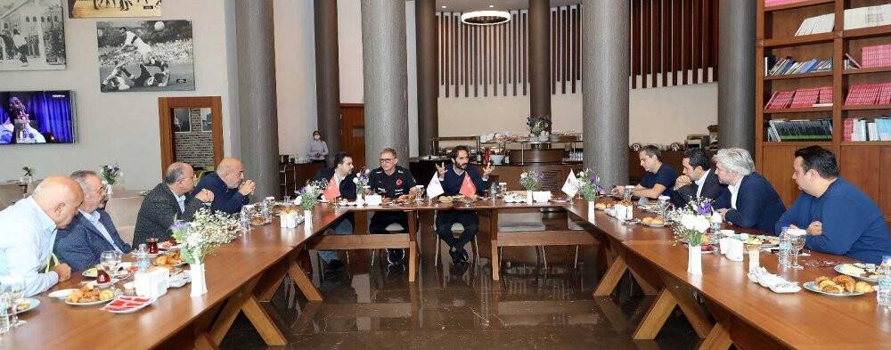 Kuntz'dan oyunculara gözdağı: Kapılar kimseye kapalı değil, kimsenin yeri de garanti değil