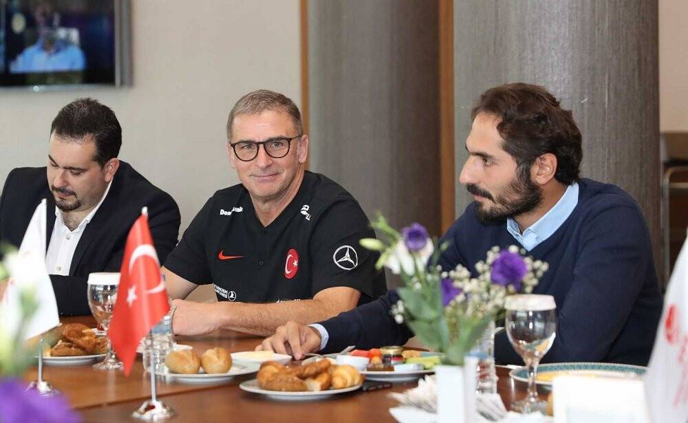 Kuntz'dan oyunculara gözdağı: Kapılar kimseye kapalı değil, kimsenin yeri de garanti değil
