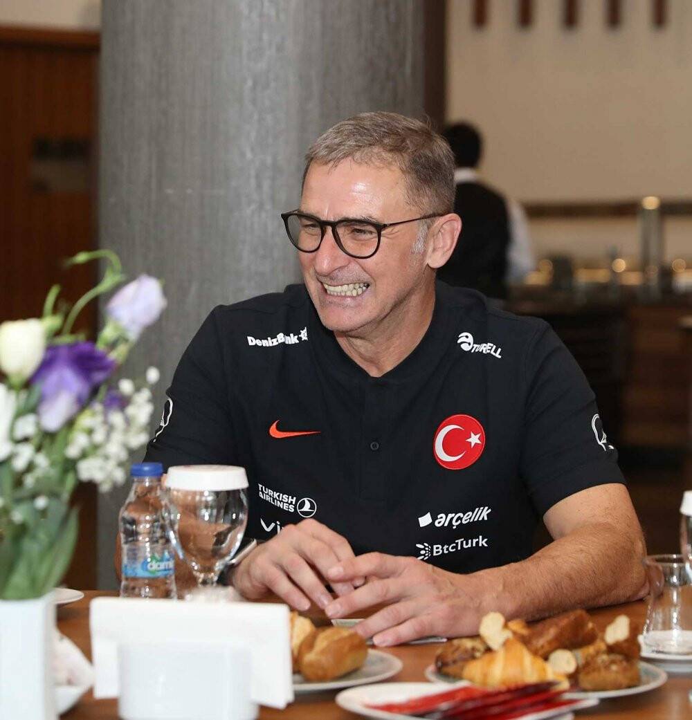Kuntz'dan oyunculara gözdağı: Kapılar kimseye kapalı değil, kimsenin yeri de garanti değil