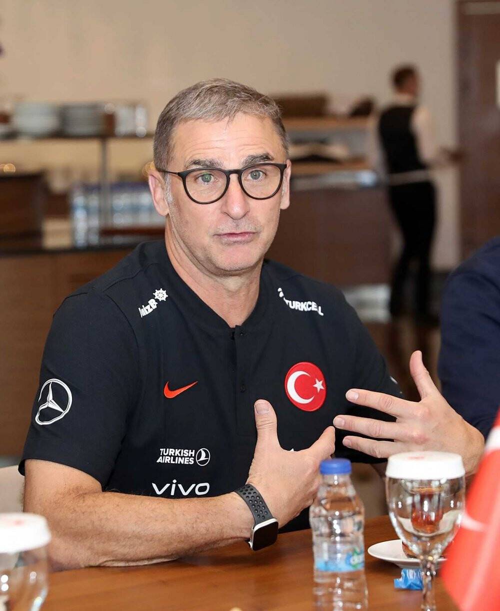 Kuntz'dan oyunculara gözdağı: Kapılar kimseye kapalı değil, kimsenin yeri de garanti değil