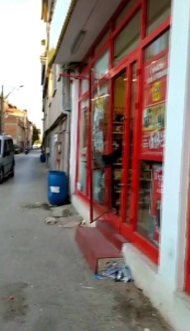 Markete kilitlenen hırsız camı kırarak kaçtı