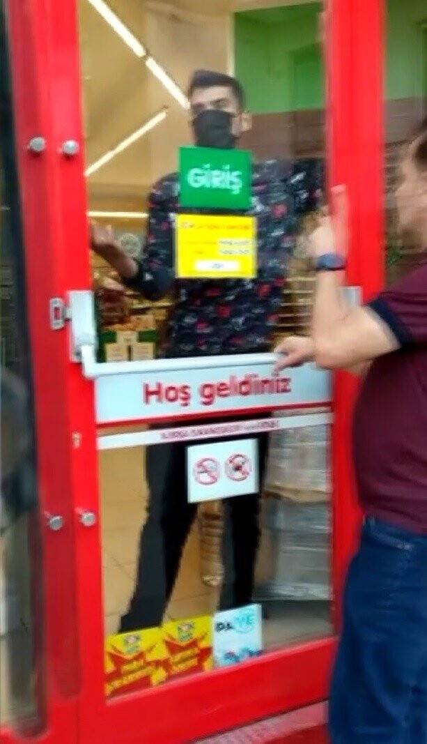 Markete kilitlenen hırsız camı kırarak kaçtı