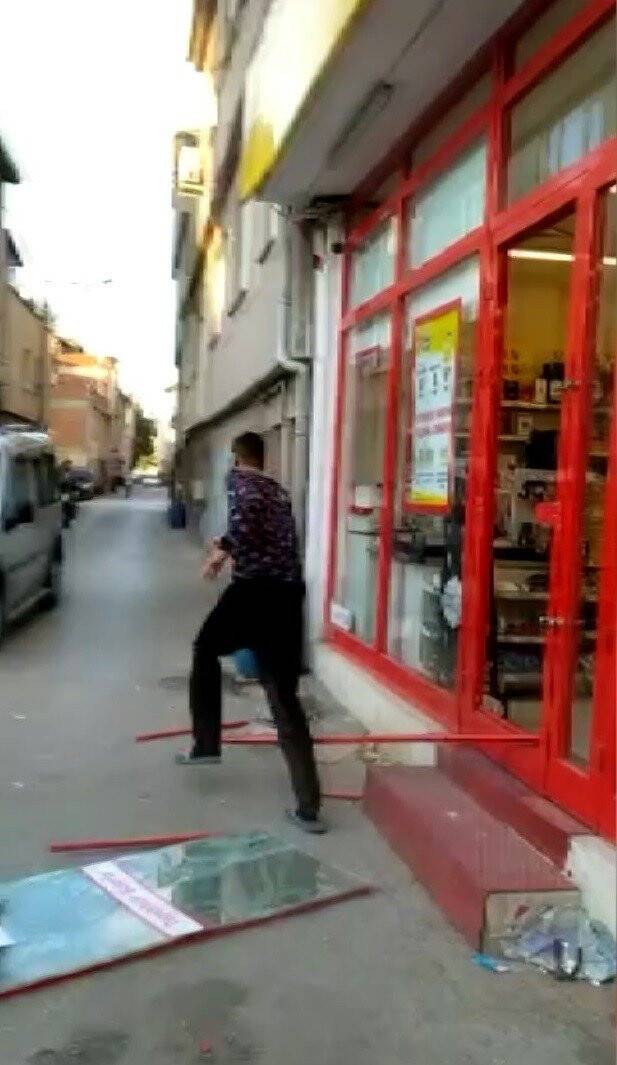 Markete kilitlenen hırsız camı kırarak kaçtı