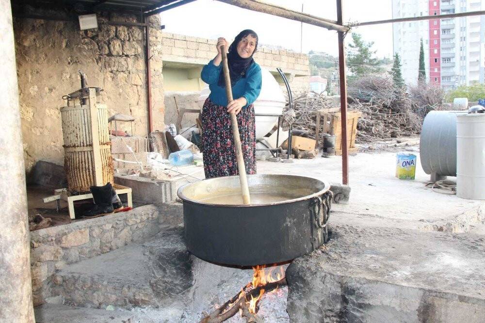 Şifa kaynağı yöresel tatlılar olan harire ve cevizli sucuk yapımı başladı
