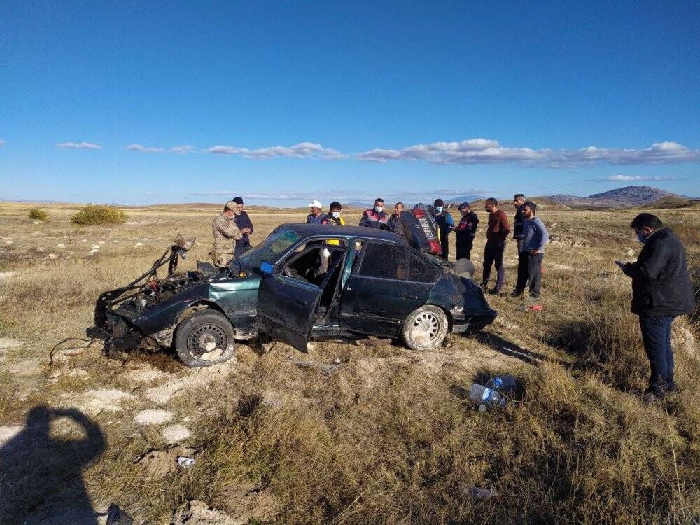 Tarlaya uçan otomobil hurdaya döndü: 2 yaralı