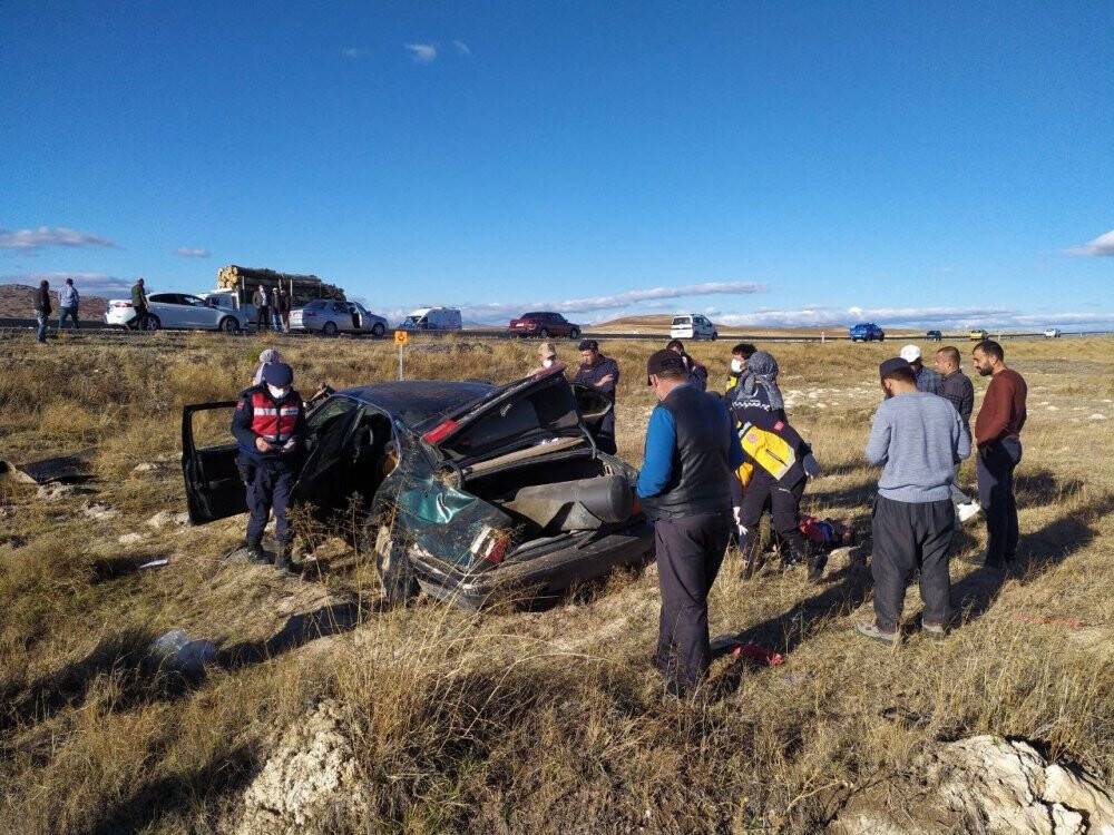 Tarlaya uçan otomobil hurdaya döndü: 2 yaralı