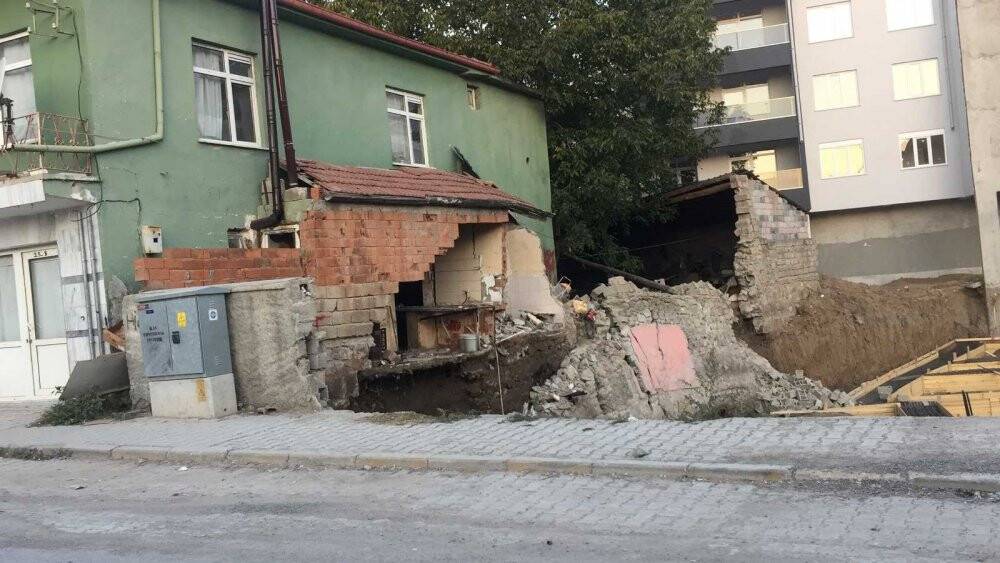 Temel kazılan yerin yanındaki duvar çöktü, bakkaldakiler ucuz kurtuldu