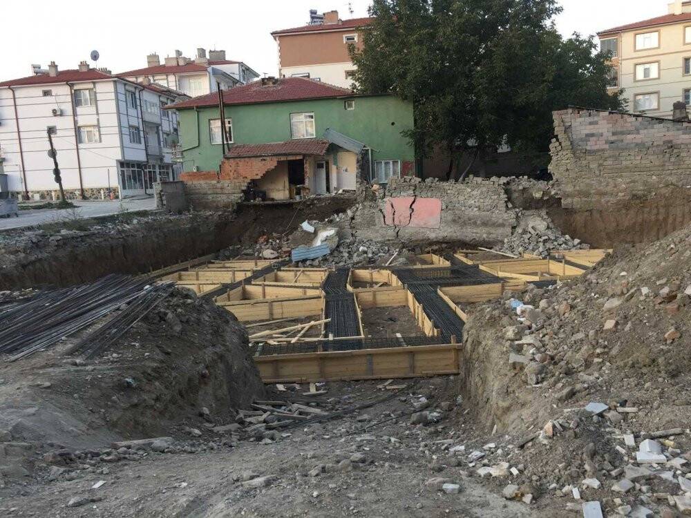 Temel kazılan yerin yanındaki duvar çöktü, bakkaldakiler ucuz kurtuldu