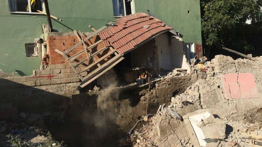 Temel kazılan yerin yanındaki duvar çöktü, bakkaldakiler ucuz kurtuldu